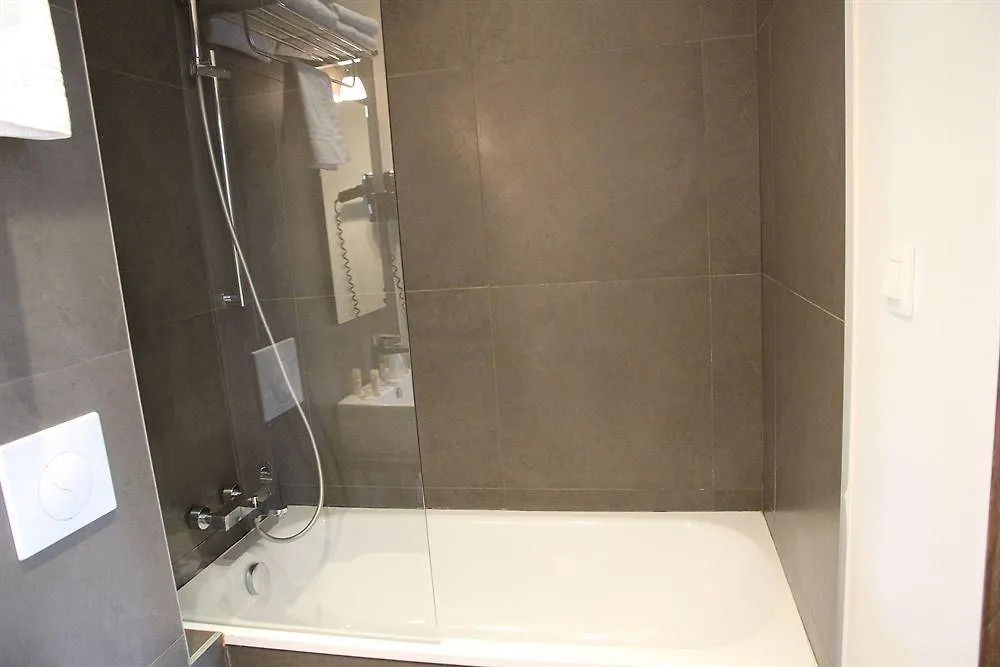 Art Batignolles 3* פריז