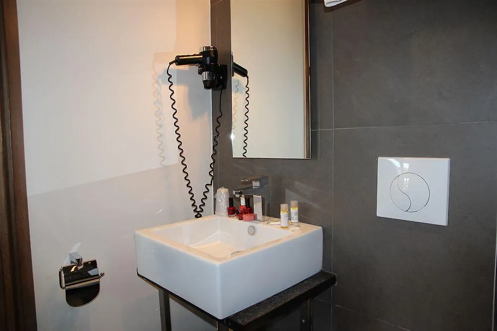 Art Batignolles מלון 3*