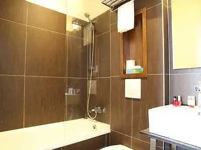 Art Batignolles 3* פריז